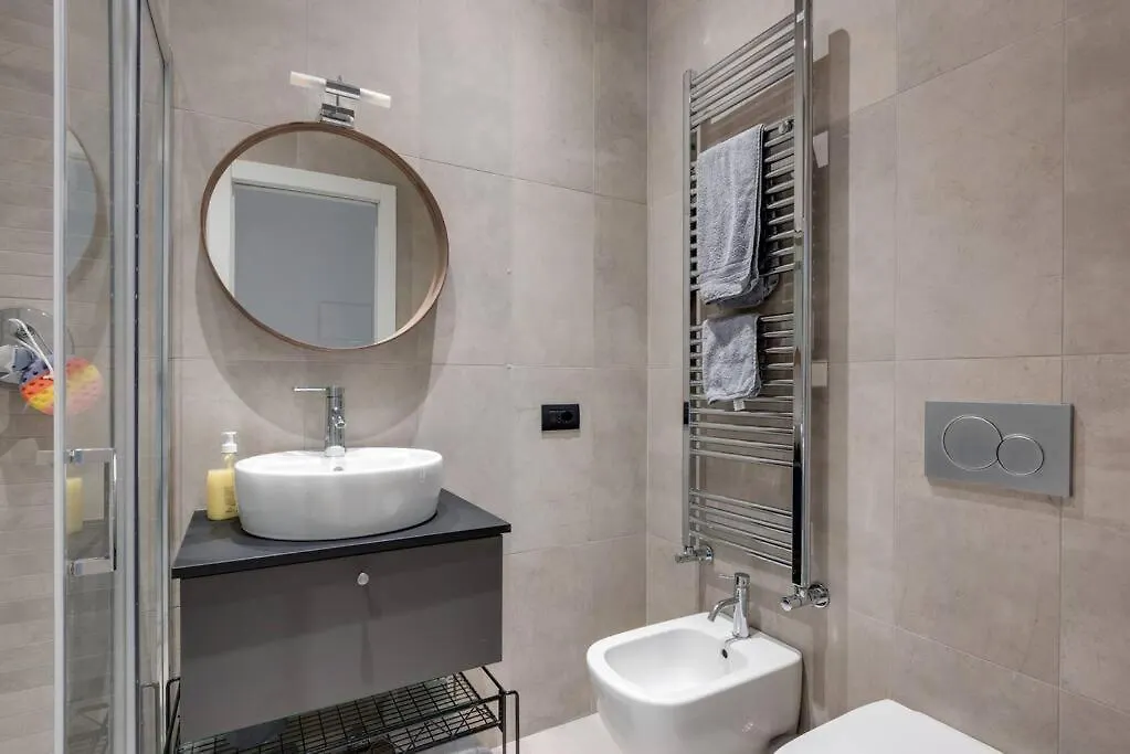 Easylife - L Abbraccio Dell Affascinante P Romana Milano Italien