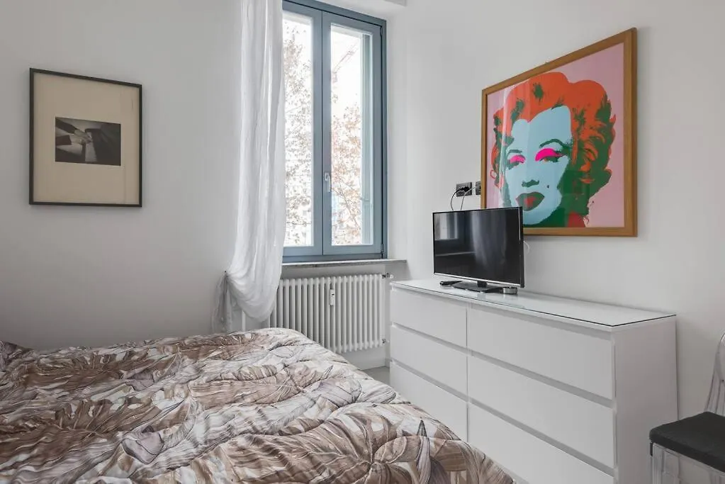 Easylife - L Abbraccio Dell Affascinante P Romana Milan Italy