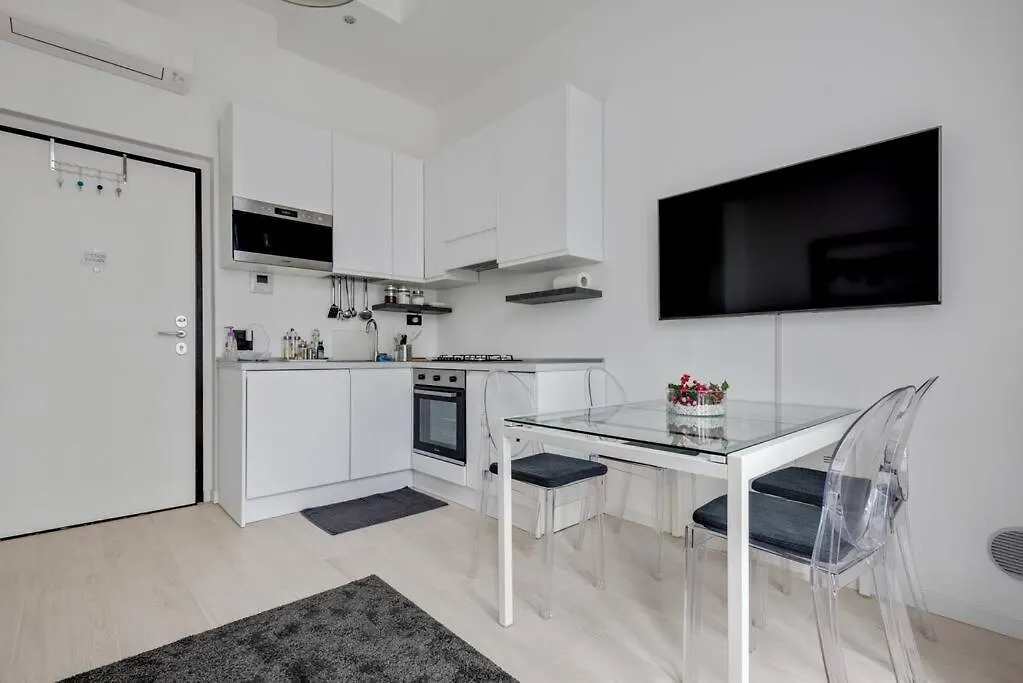 Easylife - L Abbraccio Dell Affascinante P Romana Milan